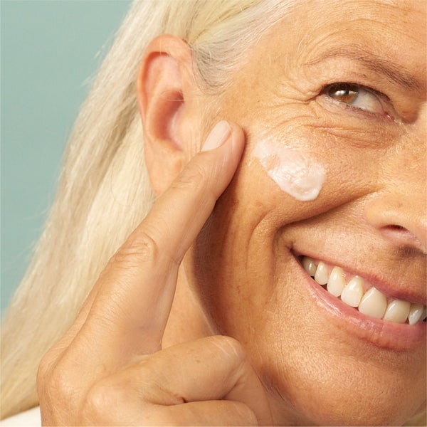 Model Applying Peptide Cream